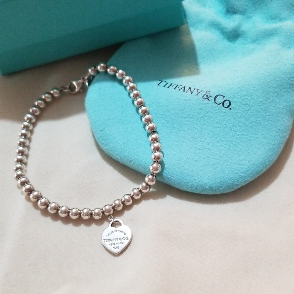 Tiffaney & Co. Mini heart bracelet